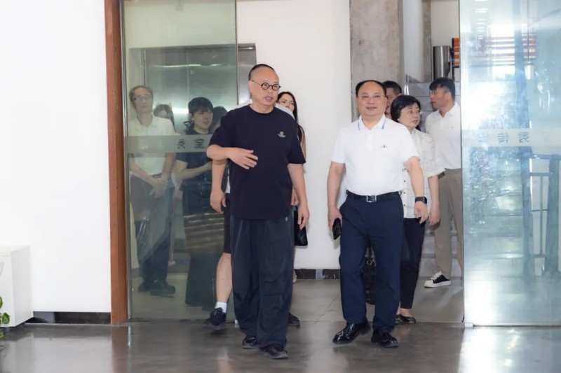 校企携手育英才，产教融合谱新篇——湖南大众传媒职业技术学院贺战兵校长一行莅临宝宝秀传媒指导交流