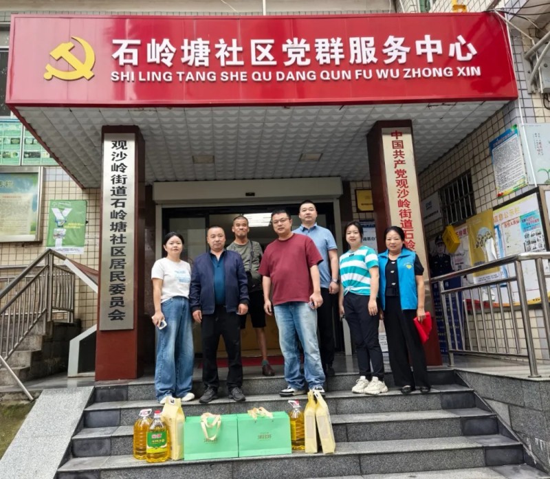 "秋日暖阳洒心田，宝宝秀传媒社区送温情慰问老人暖人心！"