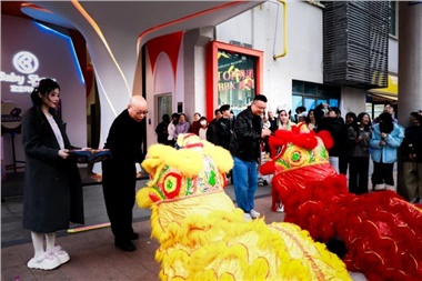 祥狮跃动！宝宝秀传媒2025抖音嘉年华上演“采青送福”跨次元狂欢